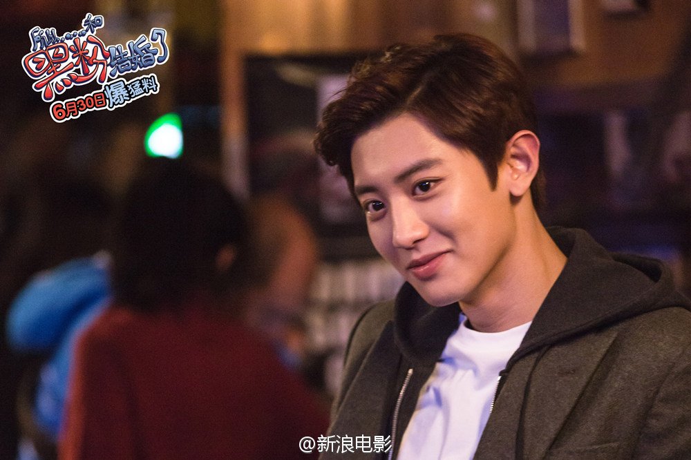 ChanHomeTH's tweet photo. ไอดอลชื่อดังจอมหยิ่ง ฮูจุน(ชานยอล) และแฟนเก่าของเขาที่กำลังโต้เถียงกันถูกนักข่าว FangMiaoMiao ถ่ายรูปไว้ได้ https://t.co/yED9BIDVFX