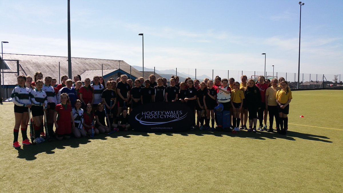 Fab day today!! Huge thank you to all the girls that took part + the teachers! #growingthegame <a href="/HockeyWales/">Hoci Cymru</a>