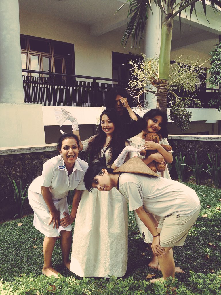 Serius. Hantunya BUANYAK dan narsis. :( Bohay kekurangan ghost hunter buat nangkap hanyu-hantu ini.