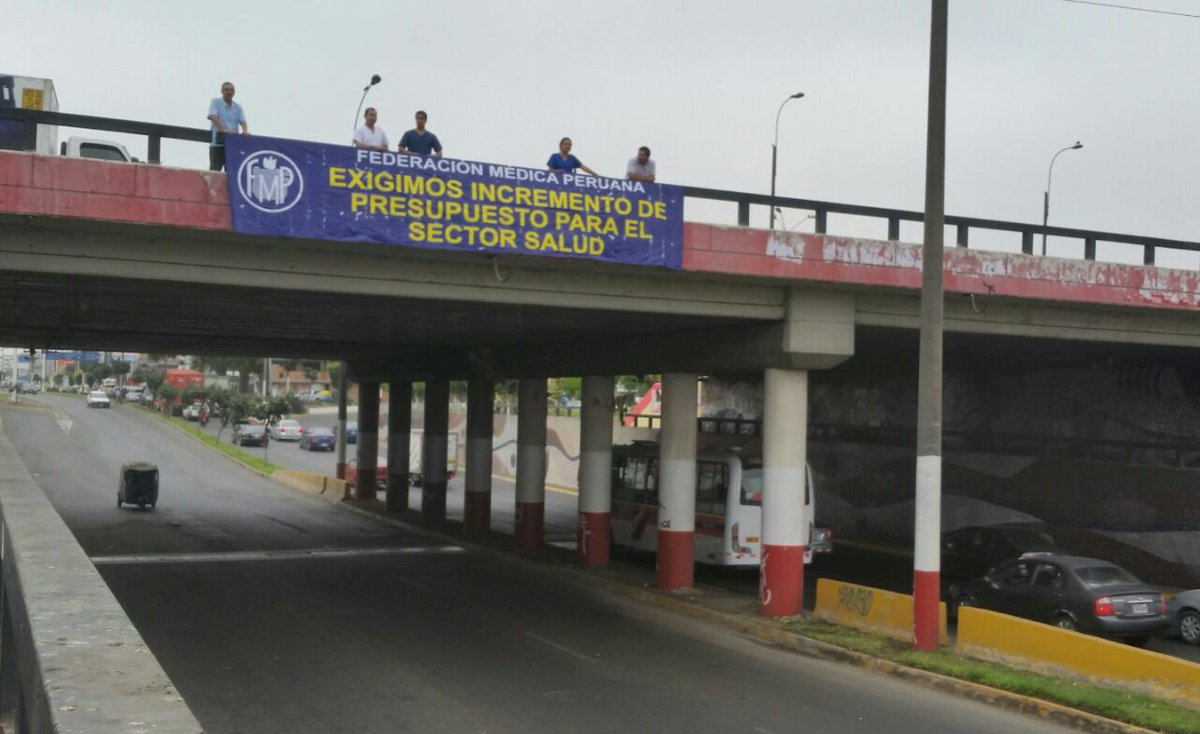 FedMedica's tweet photo. Médicos de la Región Callao en PARO NACIONAL. Exigimos incremento de presupuesto a sector Salud. SIEMPRE DE PIE!!! https://t.co/VjOnjUT5K5