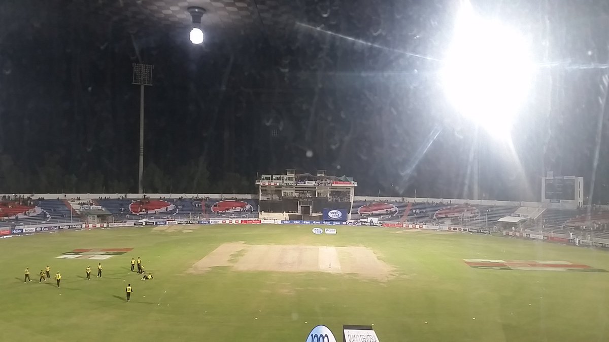 MuhammadWasim77's tweet photo. Now this is Poor!! Again problems with lights.This is suppose 2b the TopClass #PakistanCup
#PoorPitches #PoorLights https://t.co/6538uREGpM