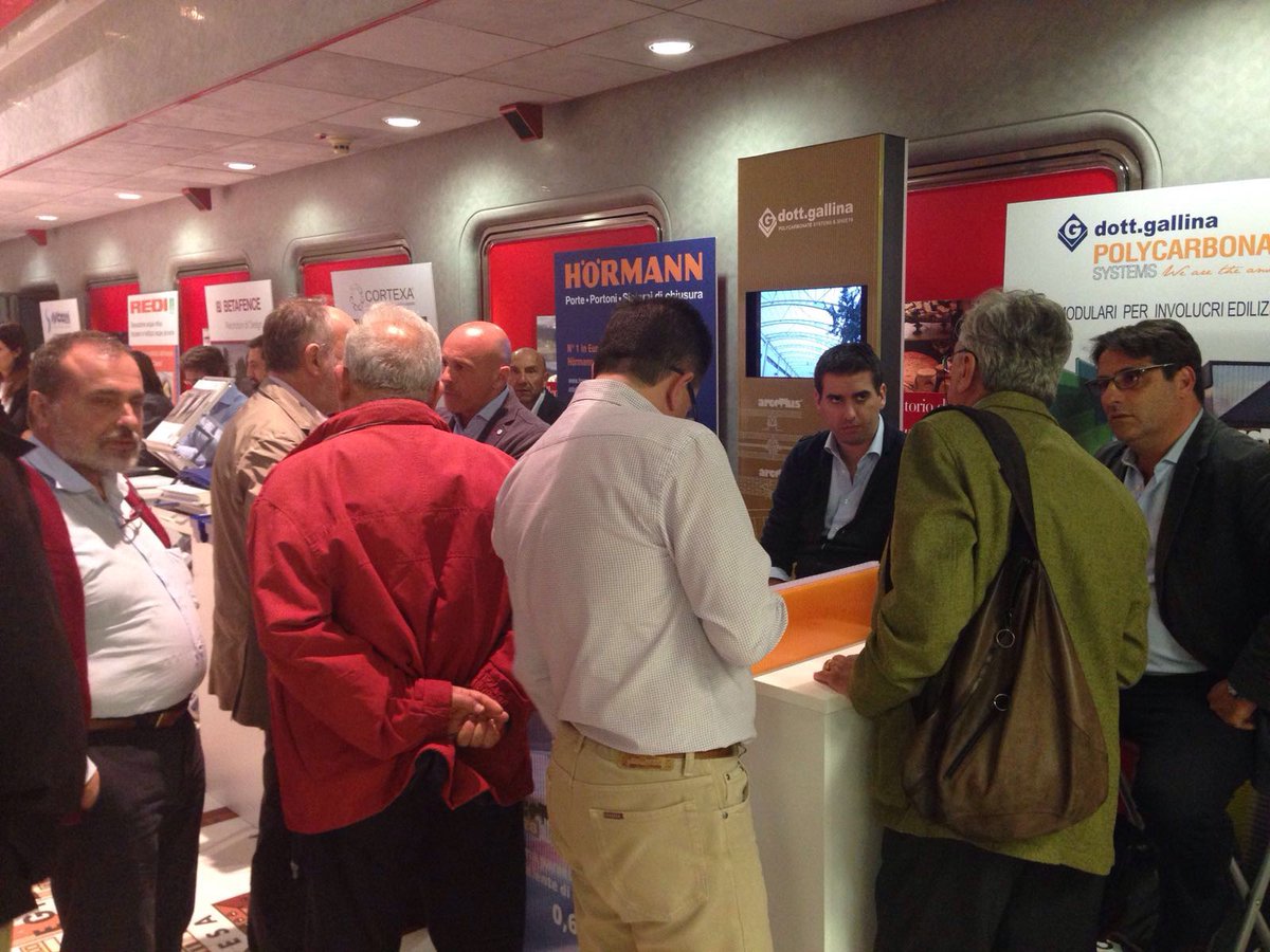 _FutureBuild's tweet image. #FutureBuildMeeting #Torino Approfondimenti tecnici ai desk durante la pausa