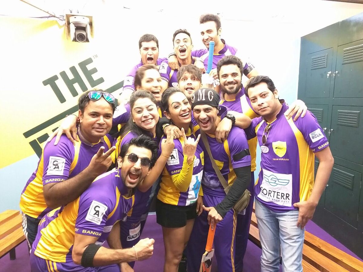 RowdyBangalore's tweet photo. The #happy face wala team of #rowdybangalore posing in the @ColorsTV #frootibcl dressing room for a break! #cricket https://t.co/NOPlvkhAm6