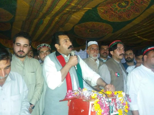 ChacharFayaz's tweet photo. PPP Candidate #MalikTamashKhan is speaking to jalsa regards bye election of PK-8 Peshawar #TeerPyThappa https://t.co/WH6aeUIhtX