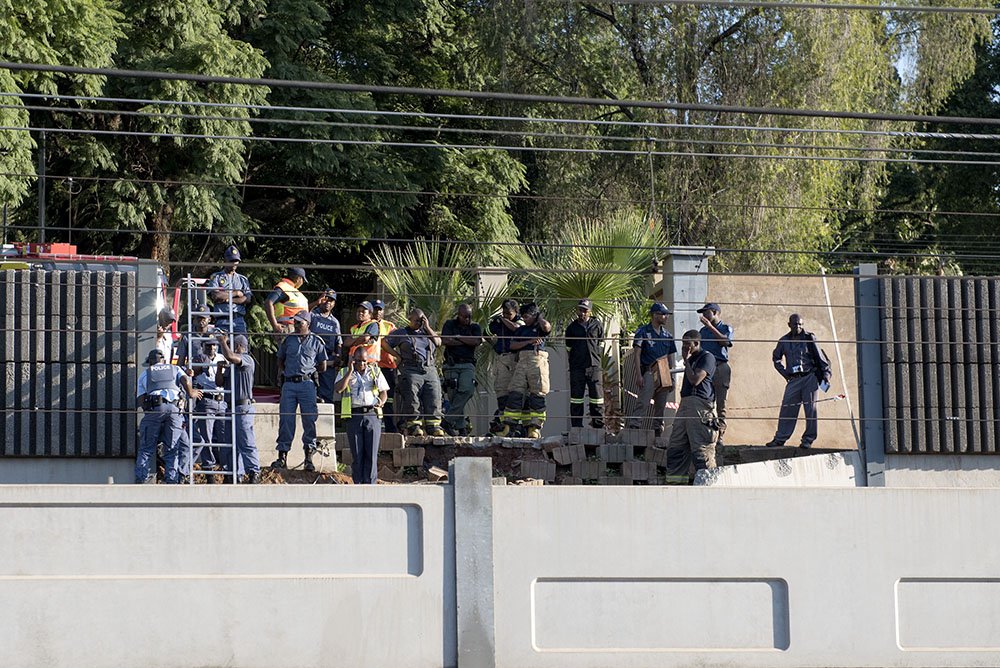 The truck accident scene on the #Gautrain rail in Pretoria. <a href="/Netwerk24Berig/">Netwerk24 Berig</a> <a href="/Beeld_Nuus/">Beeld</a>