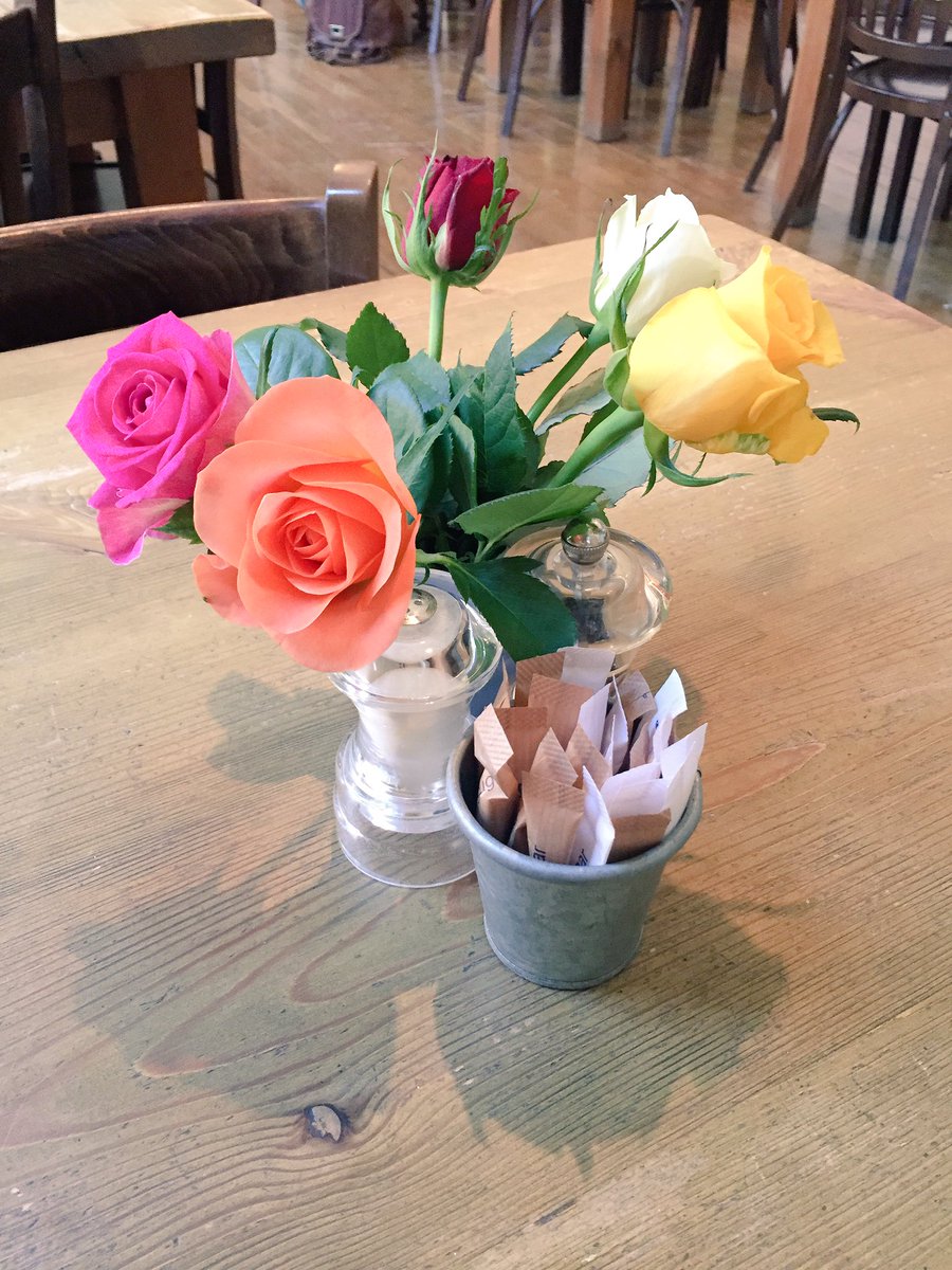 louiseorwin's tweet photo. Table decorations on FLEEK today @artsadm #springface https://t.co/zpVWnKcQWt