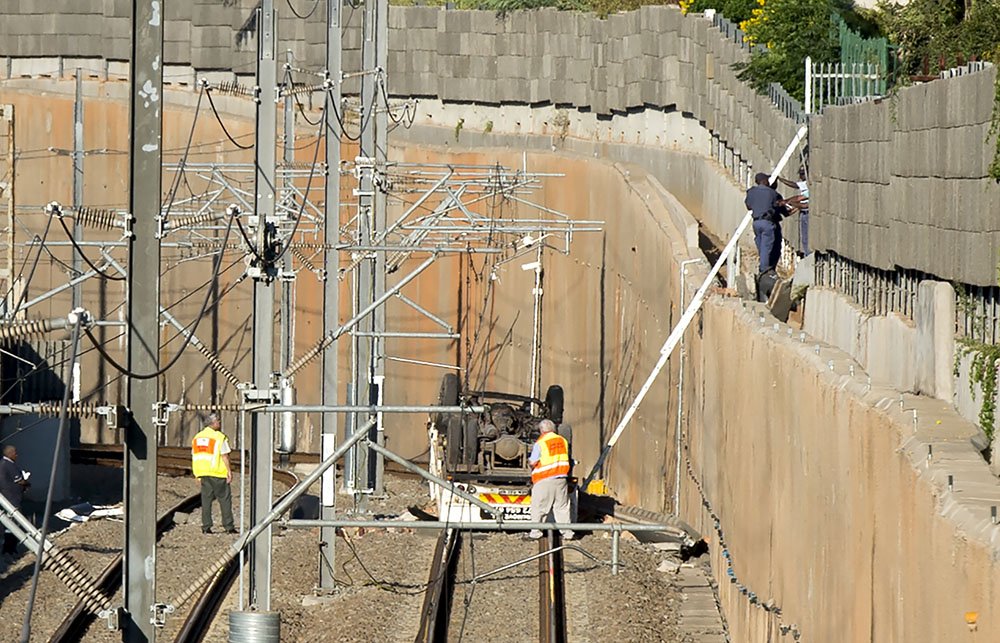 The truck accident on the #Gautrain rail in Pretoria. <a href="/Netwerk24Berig/">Netwerk24 Berig</a> <a href="/Beeld_Nuus/">Beeld</a>