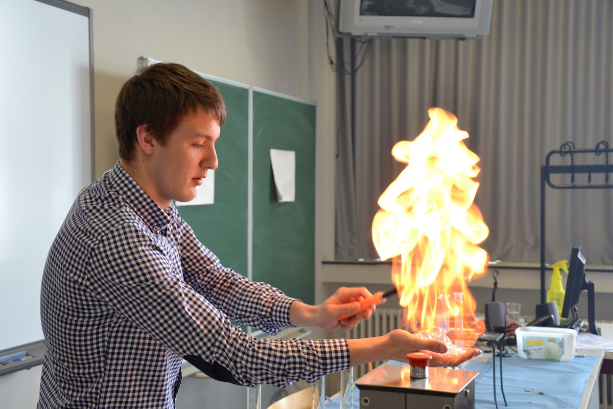 blondeel_k's tweet photo. 24/04 spectaculaire wetenschapsbattle chemie/fysica #ptsBoom #YouLoveTech #wetenschap #Boom https://t.co/83iMCRWbLH https://t.co/MNZpABBXtz