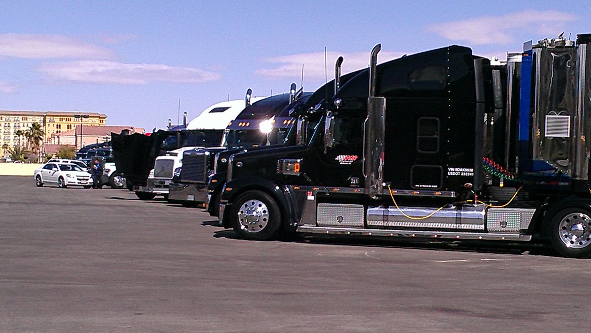 khloemckitty14's tweet photo. Haulers lined up at South Pointe a few years ago. @LVMotorSpeedway @SteveMcNally14 #lvmscw15 https://t.co/rEF7ZsmWh8