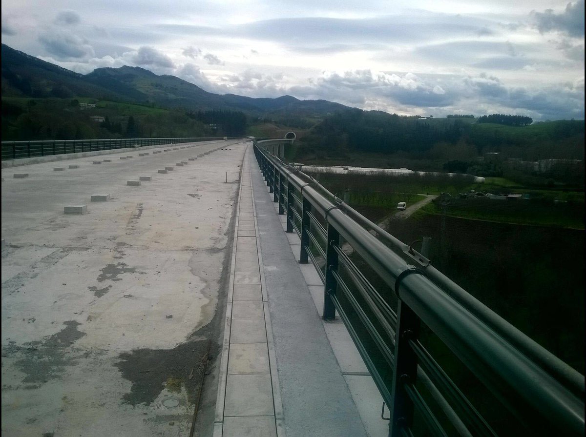 Viaducto del Urumea hoy mismo. La "Y" Vasca va tomando forma gracias a METALESA SEGURIDAD VIAL #barandillas #AVE