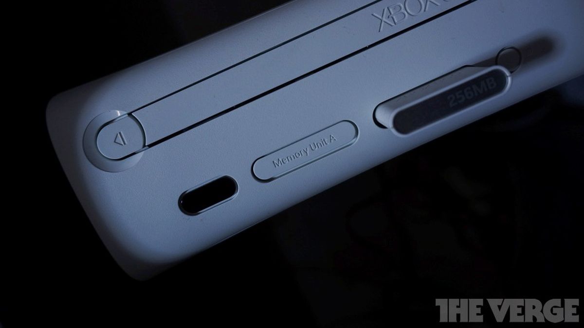 verge's tweet image. Microsoft is stopping production of the Xbox 360 theverge.com/2016/4/20/1146…