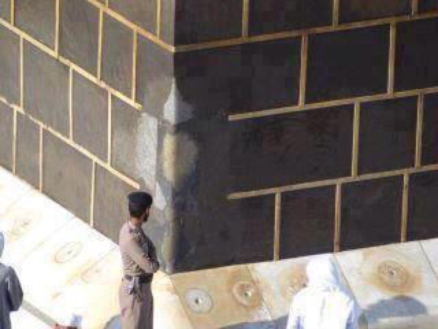 علي مو بس بالنجف عنده مزآر 
علي حتى بكعبة الله نشوفه 
لـيحبه يطوف ويبوس الجدار 
علي حتى الـمايحبه يطوفه 
متباركين🌹