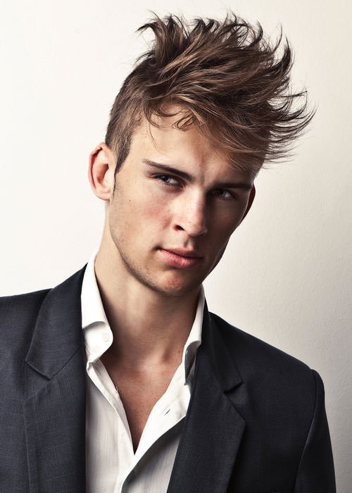 FLARED FRINGE
Play up your look with an exaggerated fringe and super tight sides.
fancyhaircuts.com/cool-hairstyle…