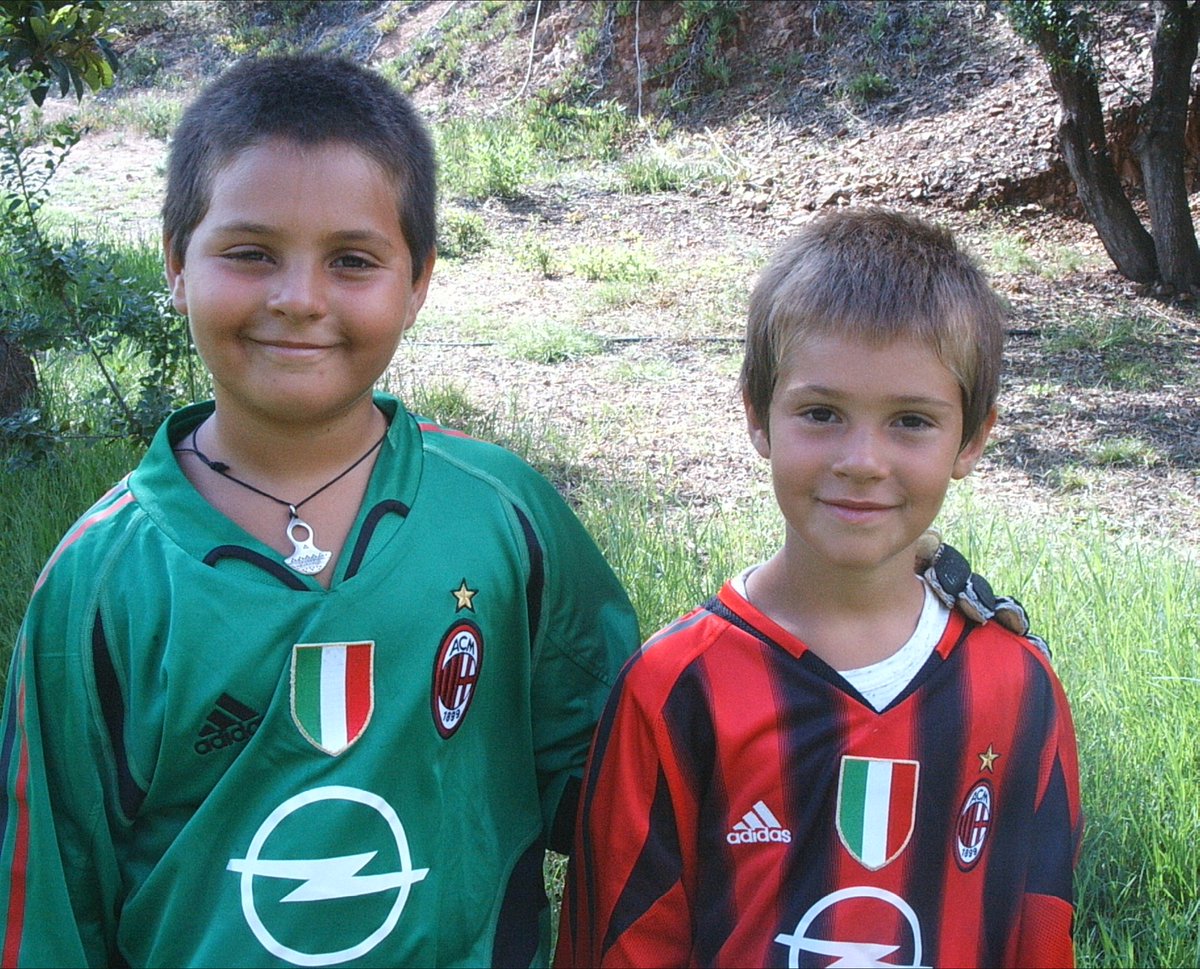 pbrex668's tweet photo. Ciao Nelson!! @StefanoBressi e @MicheleBressi piccoli fans!
#estate2005 

@acmilan https://t.co/m2dCJRcBBH