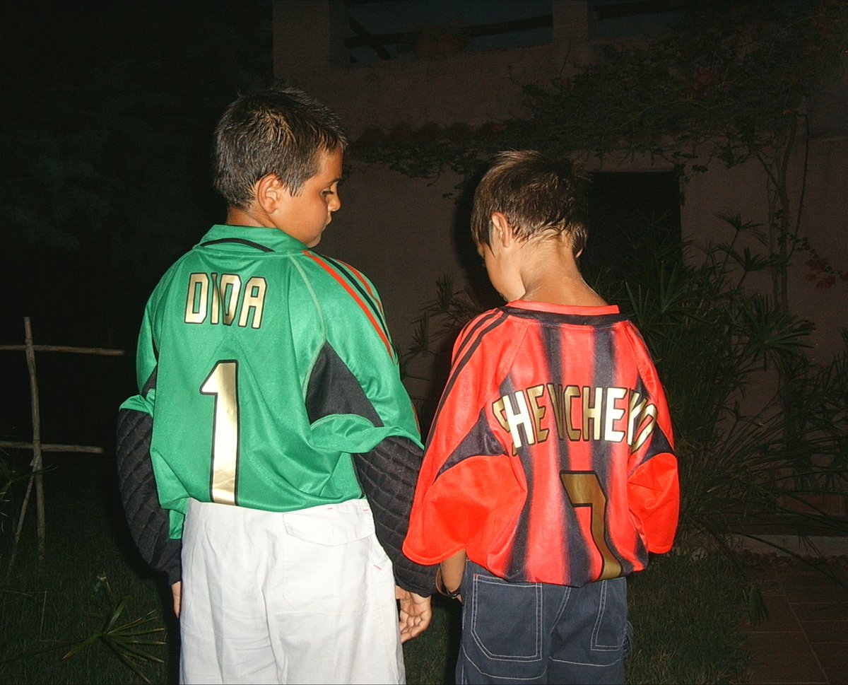 pbrex668's tweet photo. Ciao Nelson!! @StefanoBressi e @MicheleBressi piccoli fans!
#estate2005 

@acmilan https://t.co/m2dCJRcBBH