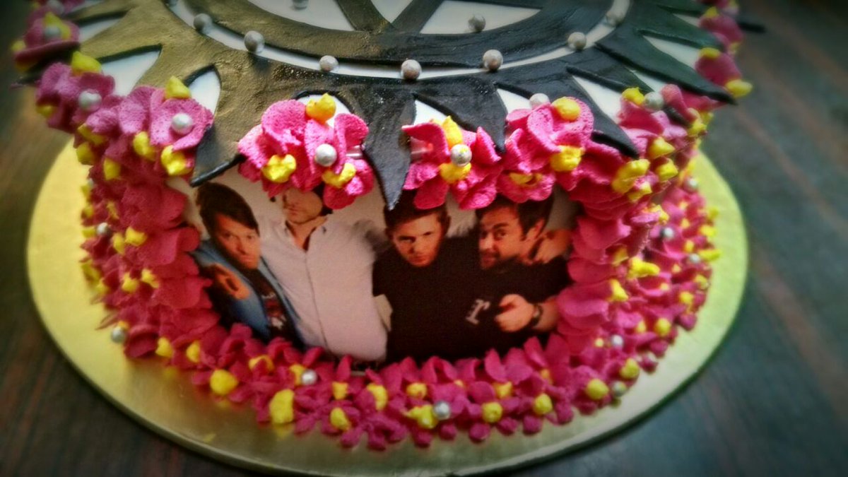 _Queeniee__'s tweet photo. @jarpad @JensenAckles @mishacollins 
My birthday cake... https://t.co/FbW4qObnRR