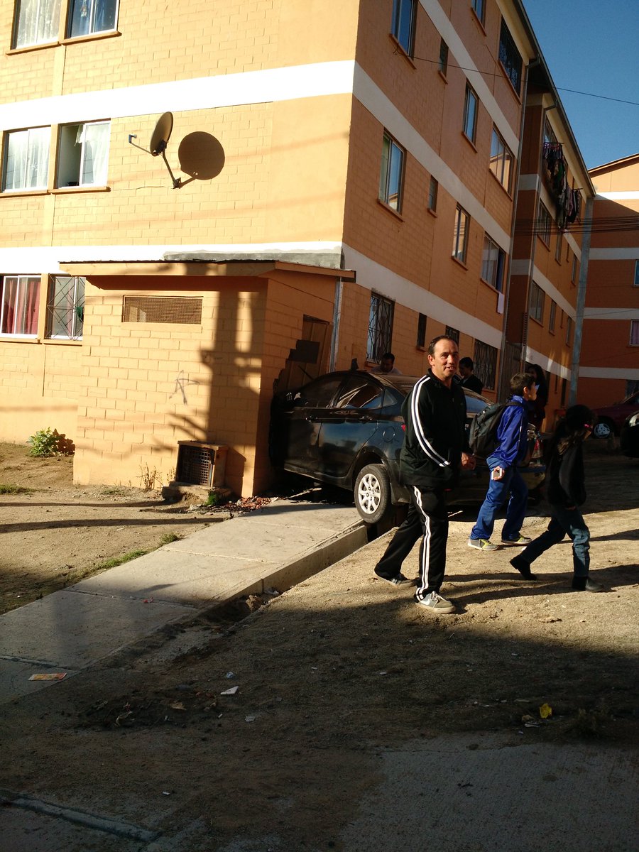 nismo2580's tweet photo. Colectivo choca con block en rodelillo @sitiodelsuceso #valparaiso @AlertaVR @soyvalparaiso https://t.co/e9jDy5VNu8