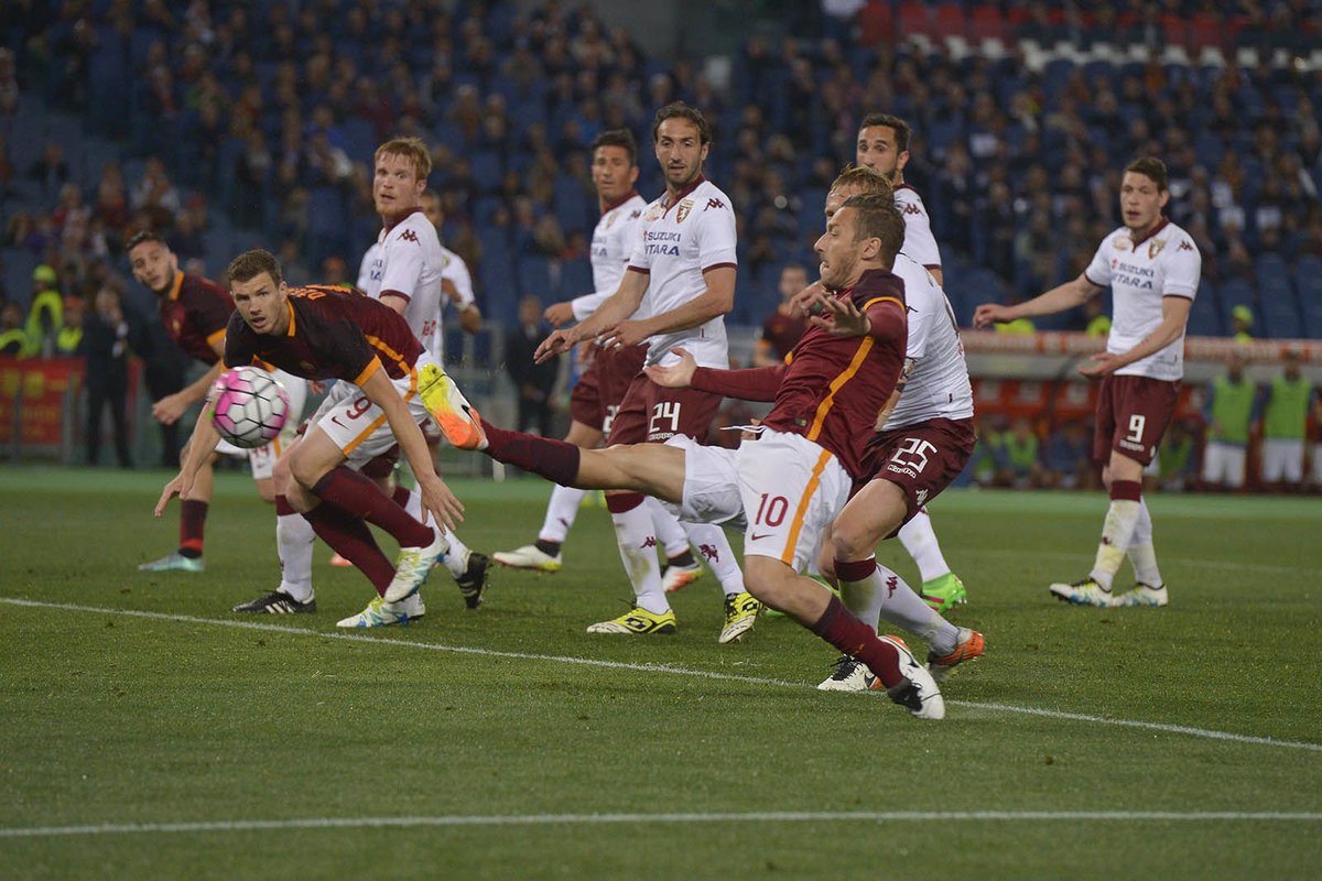 NoticiASRoma's tweet photo. 85': Roma perdiendo 2-1

86': Totti ingresa.

86': Gol de Totti.

89': Gol de Totti.

Vence la Roma 3-2. https://t.co/05Wn5DTR5d