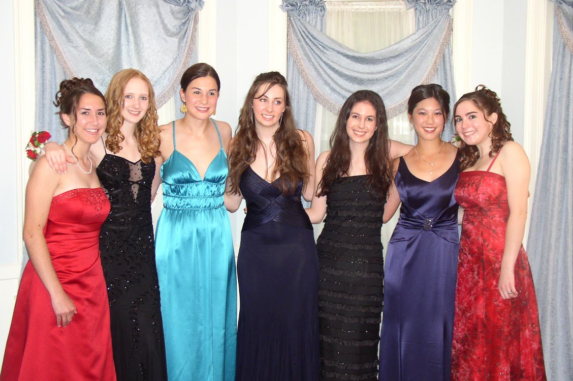 Here's producer <a href="/samanthabalaban/">Samantha Balaban</a> (third from right) with a dress from 2006. #WEpromYES

(2/2)