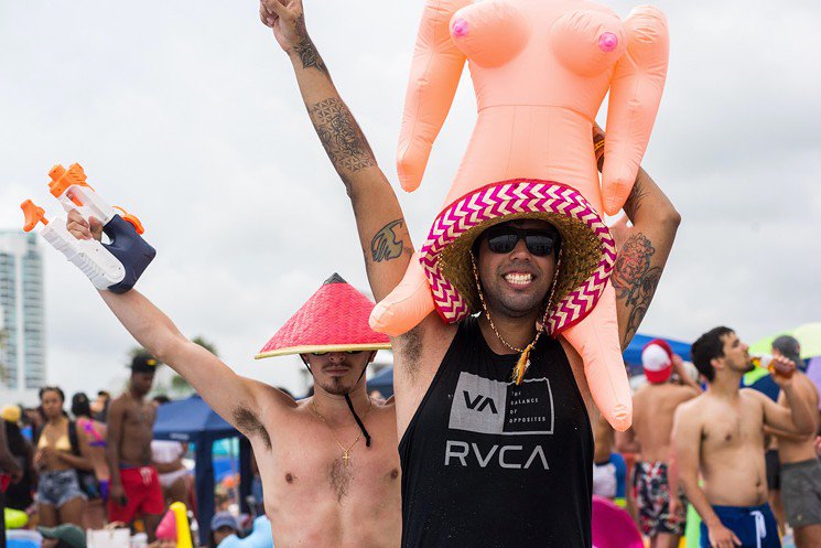 miaminewtimes's tweet image. Miami Beach removed nine dumpsters worth of trash after #Floatopia. bit.ly/1fof5oX