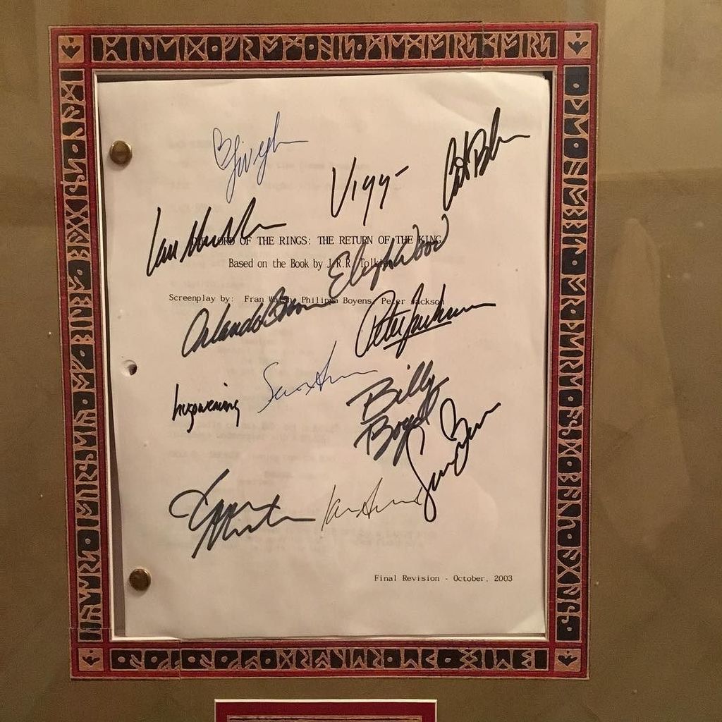 StuffLotr's tweet image. donnadamicophoto Signed script from Lord of the Rings: Return of the King. Hanging above the toilet...
#whythere #m…