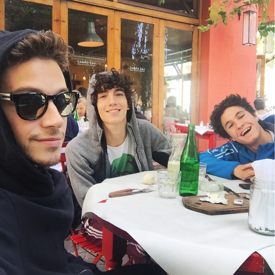 _ruggero's tweet photo. Con los chicos almorzando algo rico!!! 😀 @Michaelronda @jorgelopez_as 👍🏼 https://t.co/uS8xZIMWDE