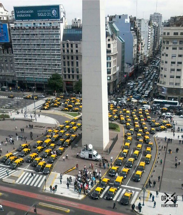 JonHeguier's tweet photo. Voy a guardar esta foto, la voy a imprimir y cada vez que un taxista insulte contra piqueteros se la voy a mostrar https://t.co/3ZfMpzs8tU