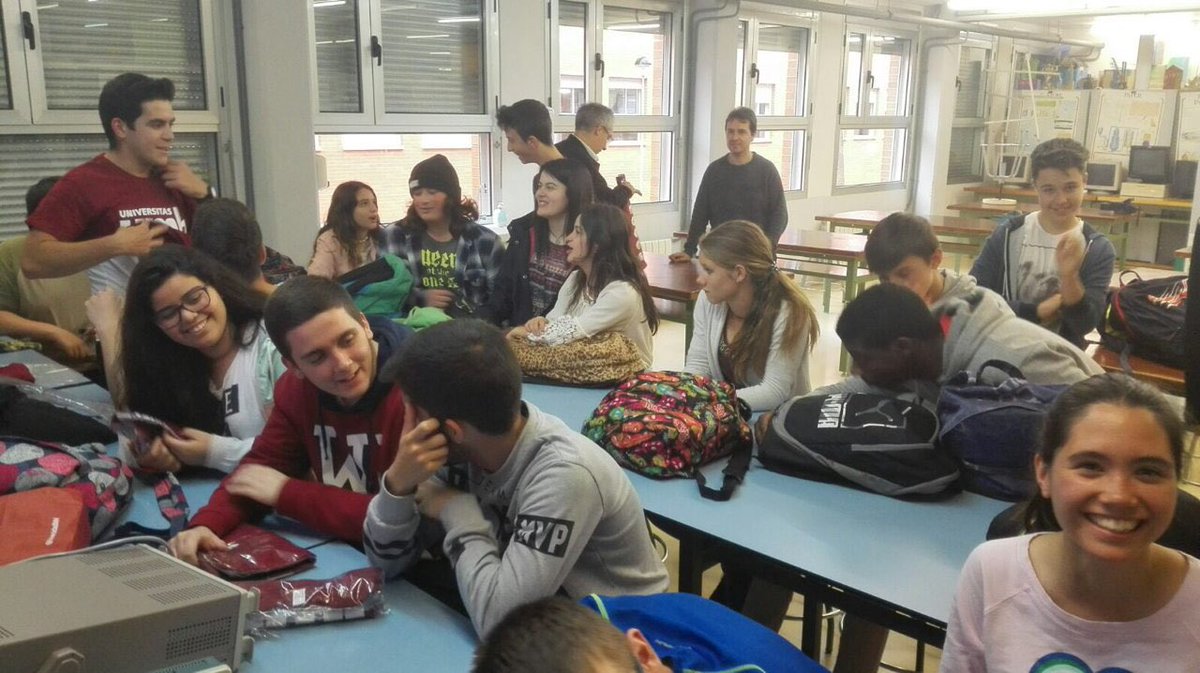 UniversidadMH's tweet photo. Así de bien se lo han pasado los alumnos del IES Historiador Chábas de #Dénia con el taller de #AulaUrbana 🔬⚗ https://t.co/ibbzcyhmSp
