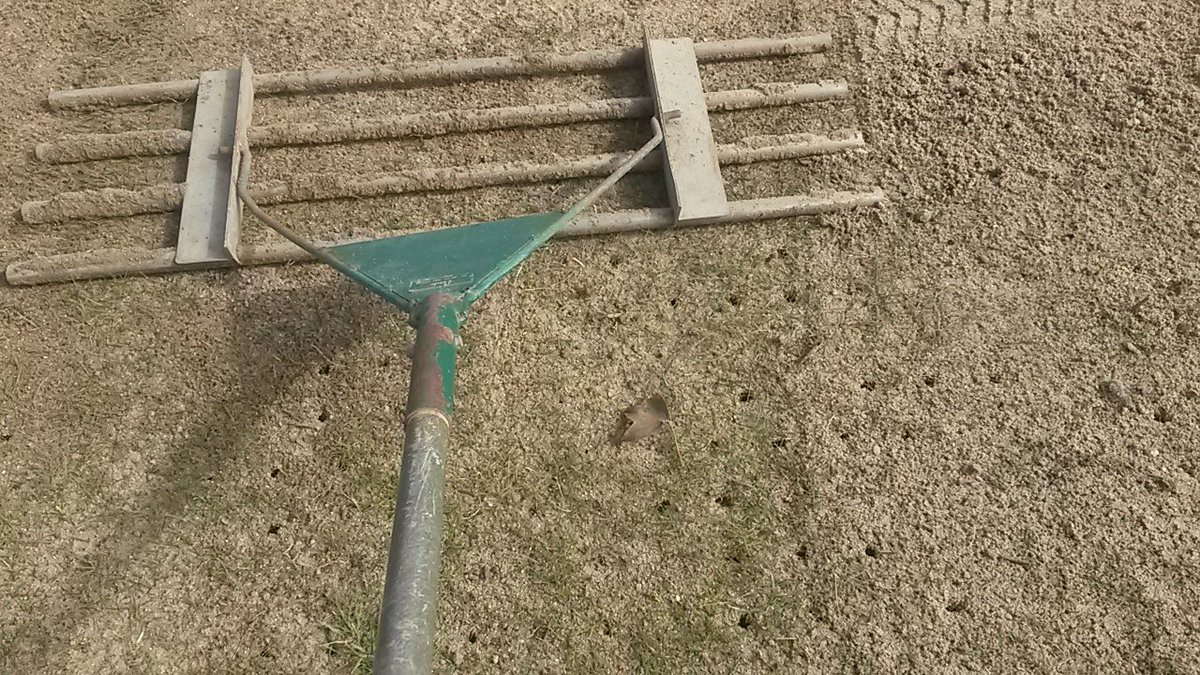 sutto_simon's tweet photo. Adding OM to weak areas of fairways #natgro #seaweedgranules https://t.co/XElea0RDY3