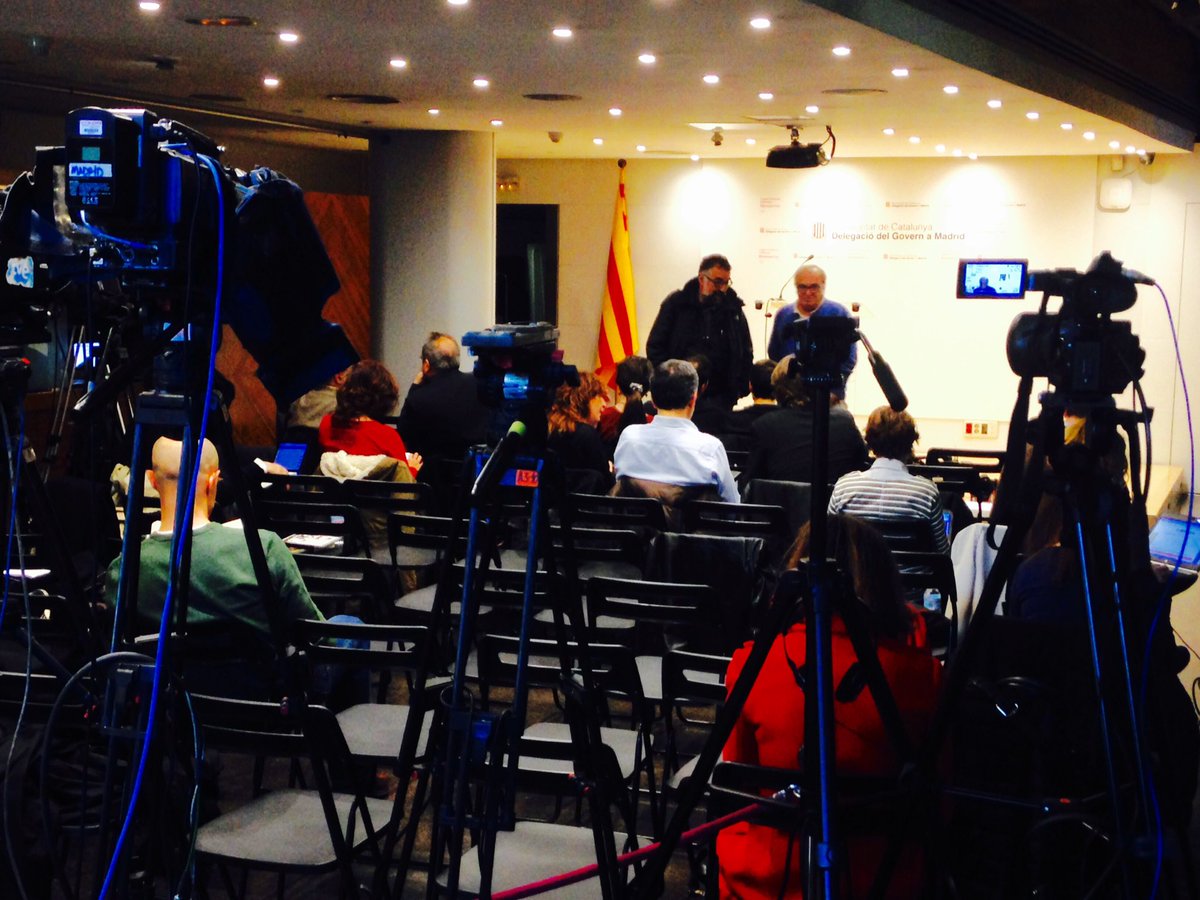 oscar_armengol's tweet photo. Expectació al #CCBlanquerna per compareixença #president @KRLS després de la reunió amb @marianorajoy #324endirecte https://t.co/AjrMgNOP0I