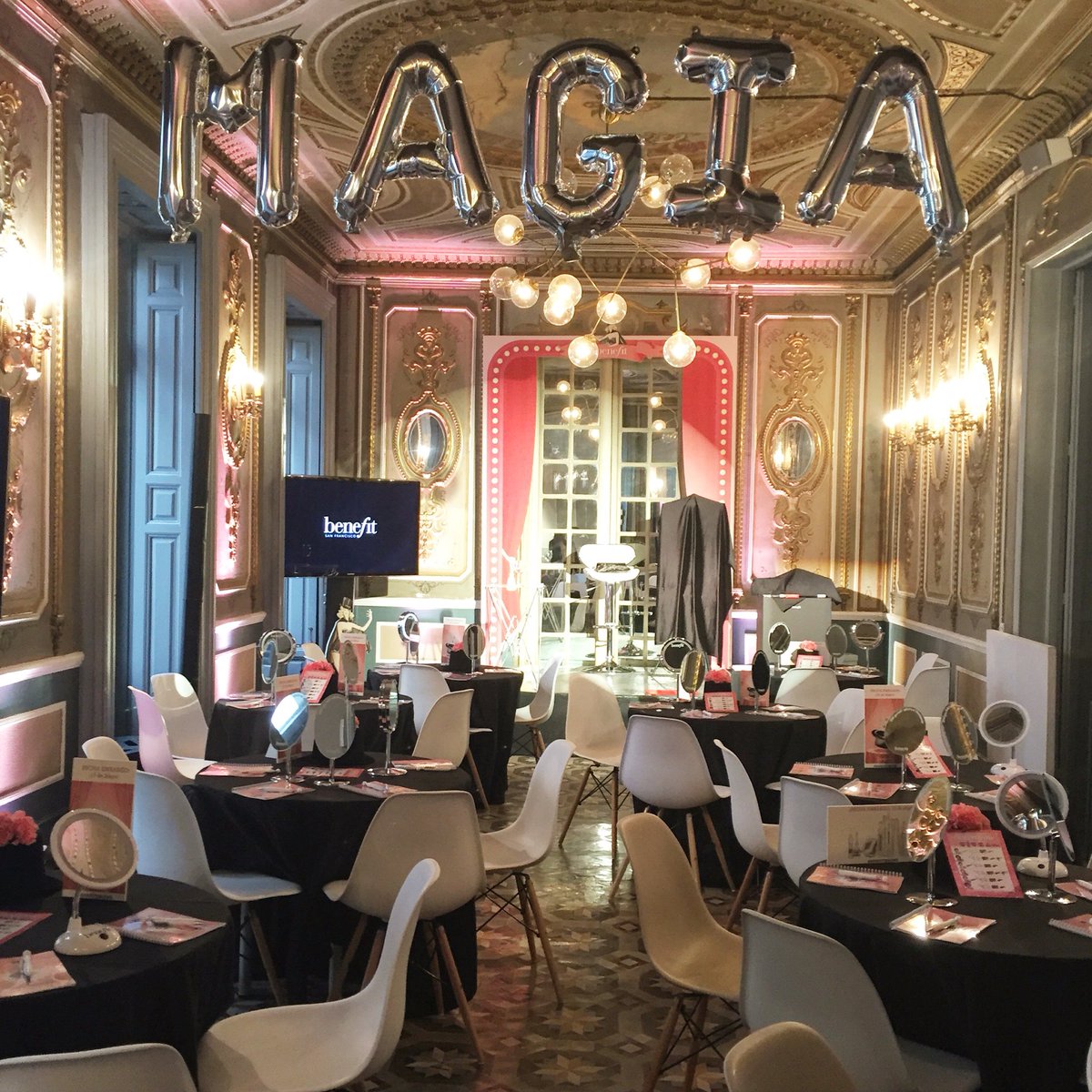 benefitspain's tweet image. La magia está en el aire 🎩🎉 Dentro de muy poco os descubriremos nuestro mejor truco #benefitbrows #staytuned