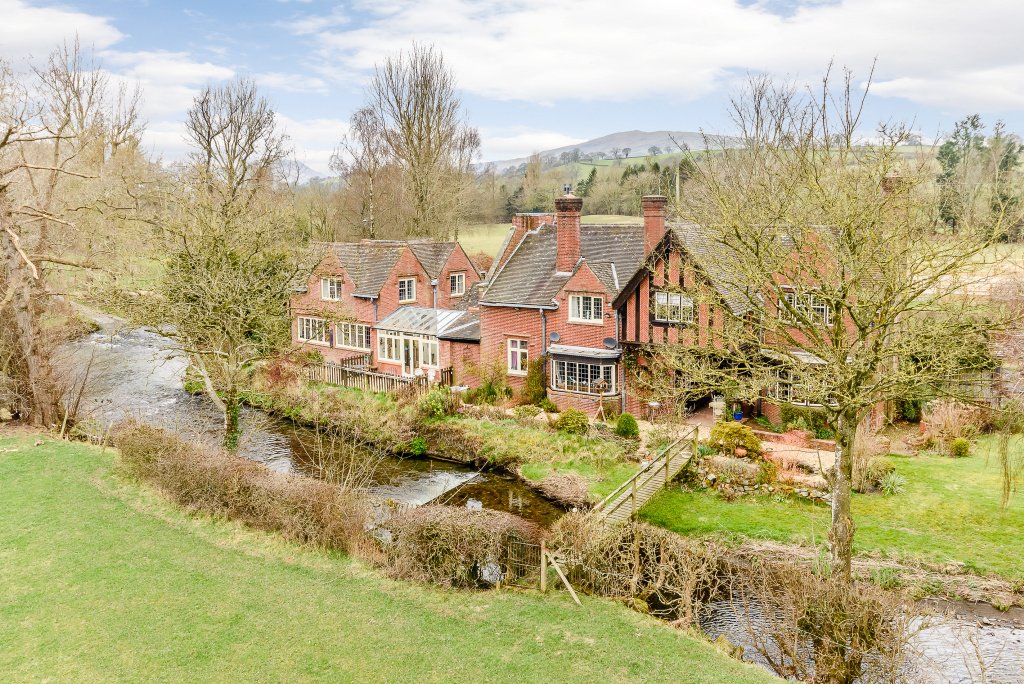 JacksonRural's tweet photo. Unique Estate with equestrian facilities, fishing and sporting rights #ShropshireProperty https://t.co/lNGdOw3WHt https://t.co/WLH1J6cF2G