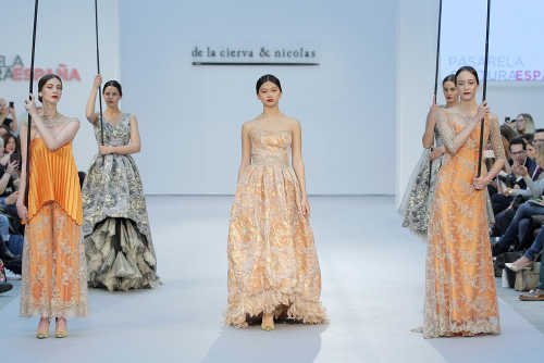 EFE_estilo's tweet image. Las #novias del blanco al negro sin #miedo goo.gl/Duqgzr #modadeespana #fashion #fashionblogger #bodas