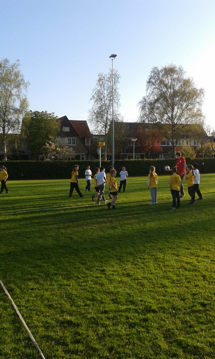 GabrieMehen's tweet photo. Wat zijn ze sportief onze kanjers! Onvermoeibaar bieden ze weerstand en proberen ze te scoren. https://t.co/Jo2O0UzfpE