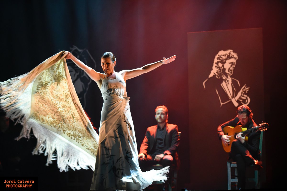 JordiCalvera's tweet photo. @sarabaras sigue entusiasmando en el Teatro Tívoli @Grup_Balana presentando #voces @Concert__Studio @_JoseSerrano_ https://t.co/DClXfToRlg