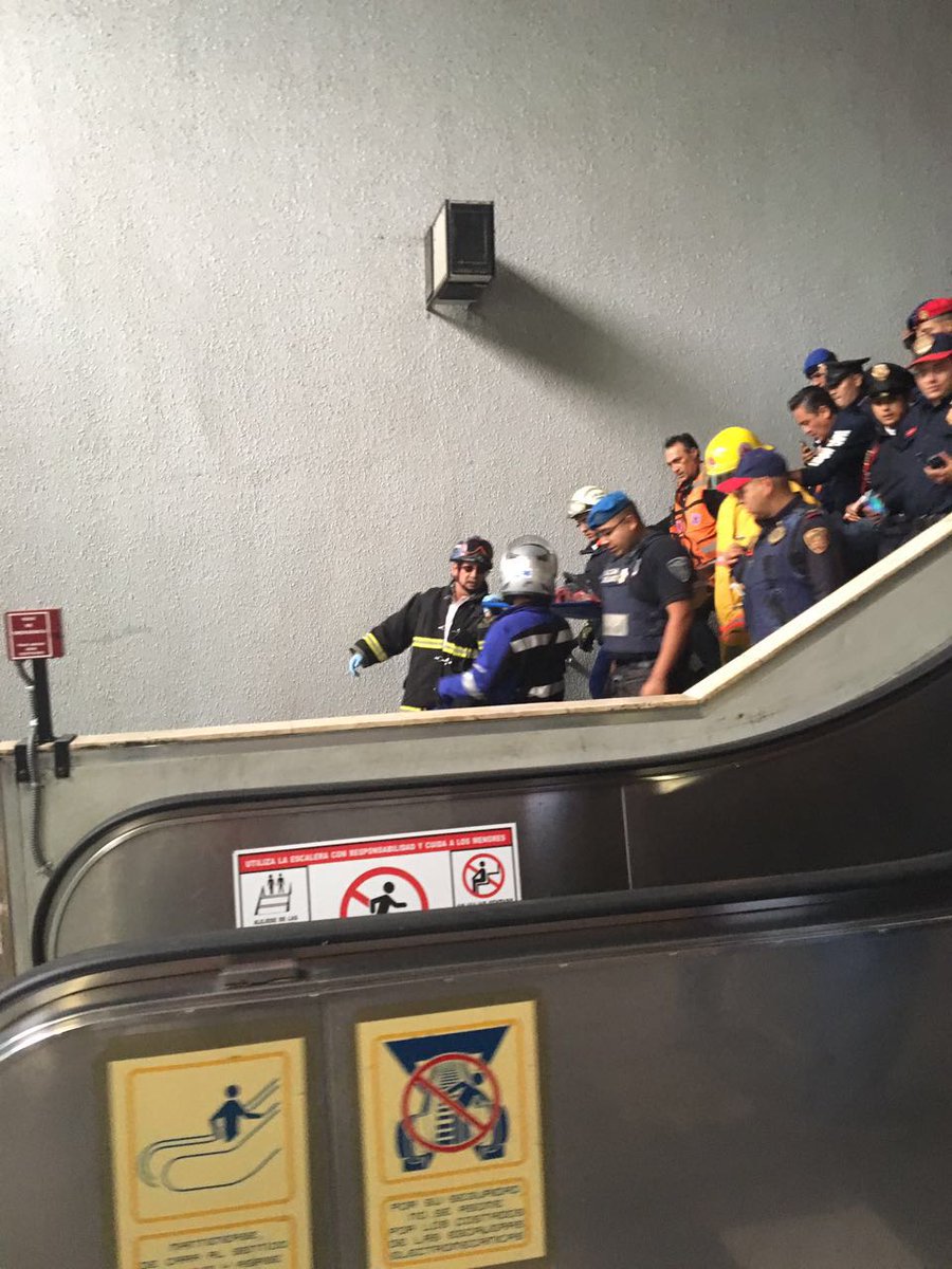 NoticiasImagen's tweet photo. Se reanuda servicio en Línea 2 del @MetroCDMX, después de rescatar cadaver d mujer arrollada en estación Chabacano. https://t.co/wF3mM110zI