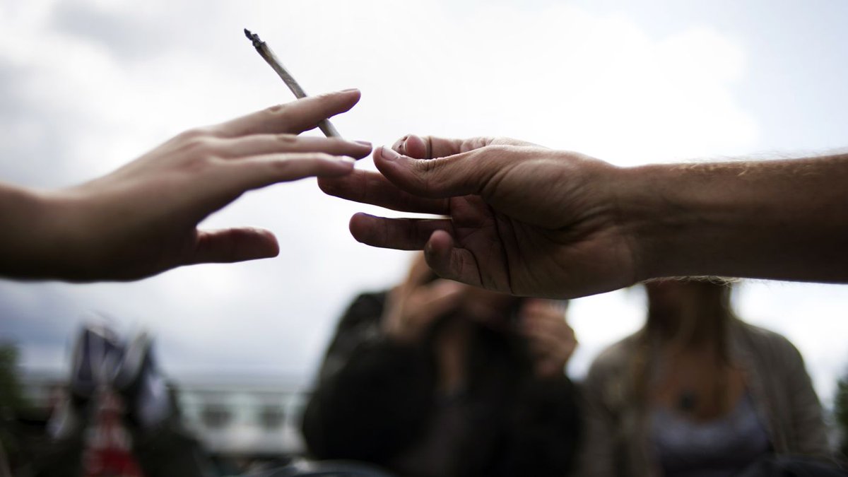 RollingStone's tweet photo. Happy 420! Here's an instructional video on how to roll a joint properly https://t.co/nS7WQRR0AQ https://t.co/kPWfoqOpEm