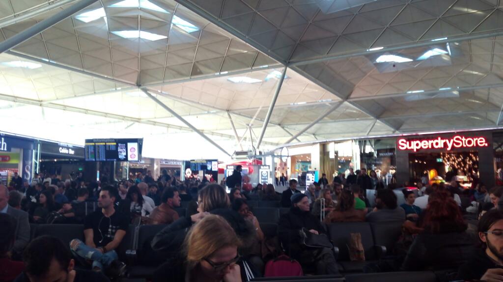 Boogiecamera's tweet photo. Preparados ya en standstend para volver a Madrid. Se acaba #BoogieOnTour #YuzzLondon https://t.co/4lNHAzja8P