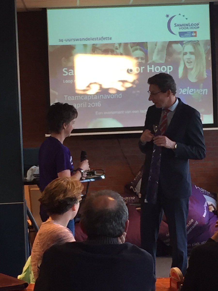 Teamcaptainavond; Burgemeester Poppens spreekt de diverse teams toe. Ook ontvangt hij de accessoires tbv de opening