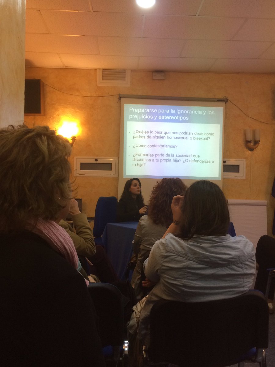 ampgilCat's tweet photo. Fantàstica conferència de @paulalcaide sobre "psicologia afirmativa lèsbica" Un plaer escoltar-la! @CasalLambda https://t.co/WX19ZrVLTz