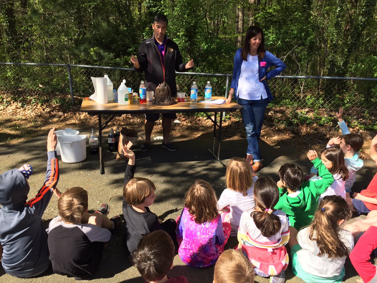 taytigersfirst's tweet photo. Perfect sunny weather for our Exploration Day! #owensfirstgrade @STEMANDBEYOND @HaroldPell @APSTaylor https://t.co/4OyeYgNfsc