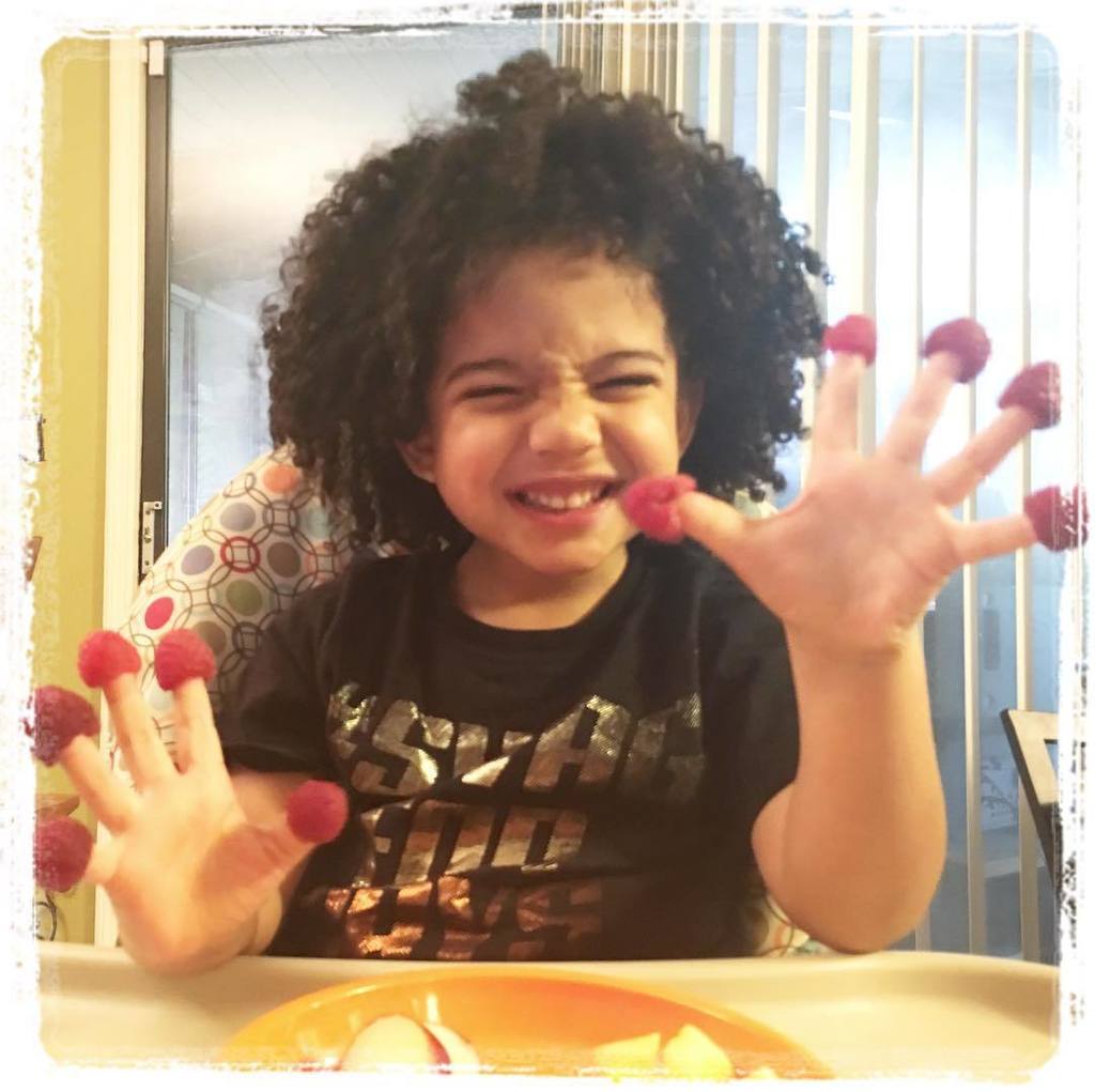 'NaNa take a picture of my raspberry fingers!' #zaylinlevi #raspberryfingers #itsevenmorefunbeing3 #sillykid #later…