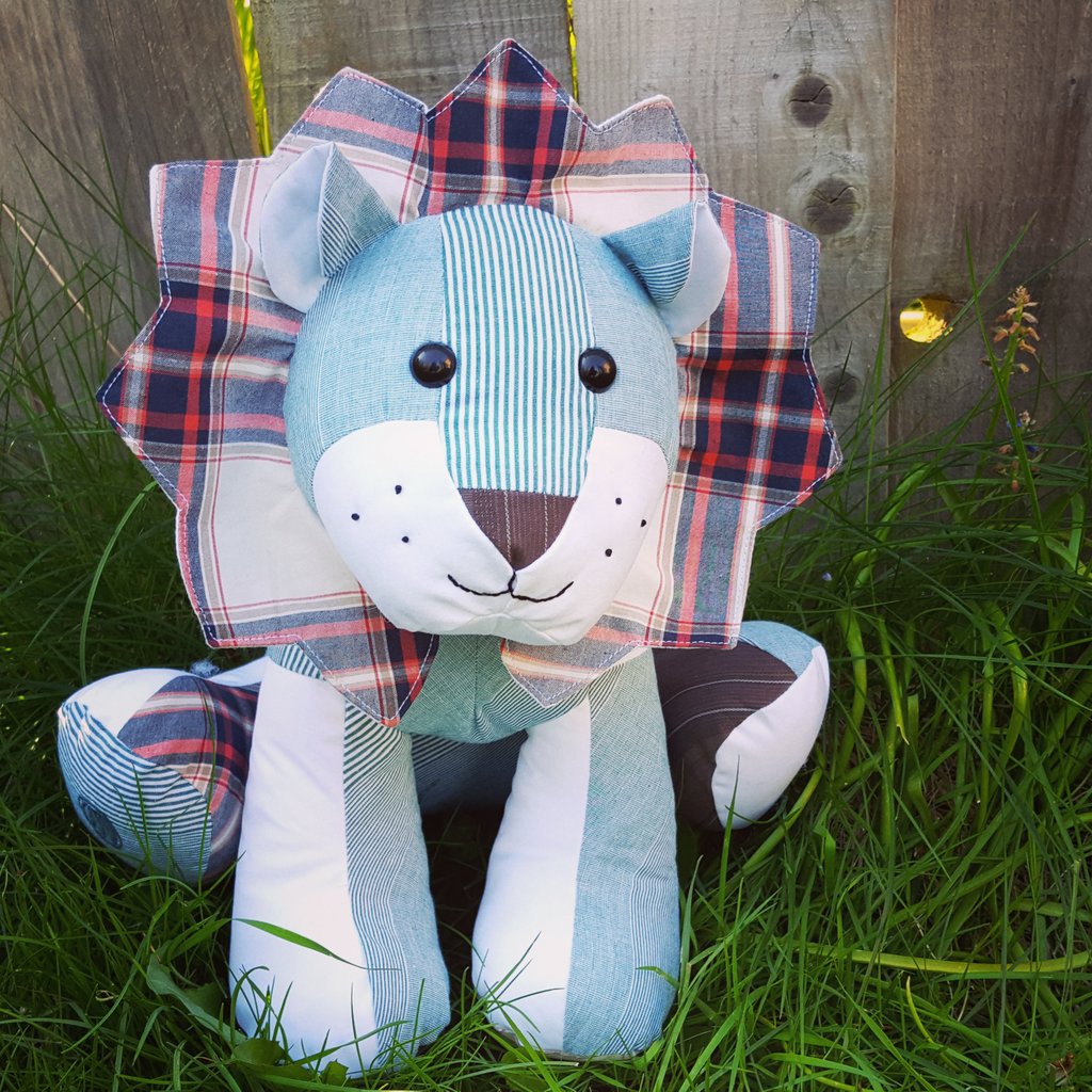 TOTZTreasures's tweet photo. @HandmadeHour I'm finishing the bear to go with this cute lion #memorylion #handmade #treasured #inlovingmemory https://t.co/kAbu4C4qew