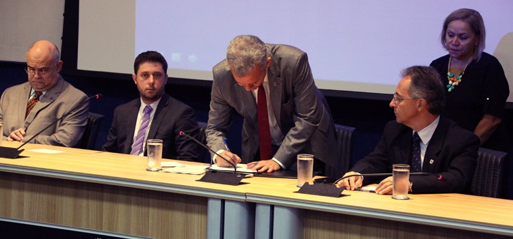 #Democratização | André Figueiredo assina três planos de outorgas para radiodifusão goo.gl/FYzs18