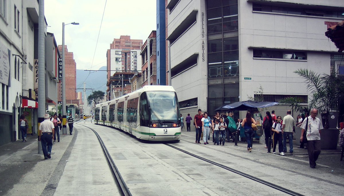 chocheshow's tweet photo. Ver esto en la ciudad es muy lindo ::: Historias van, historias vienen ::: @metrodemedellin #TranvíaDeAyacucho https://t.co/6qgot4HPAQ