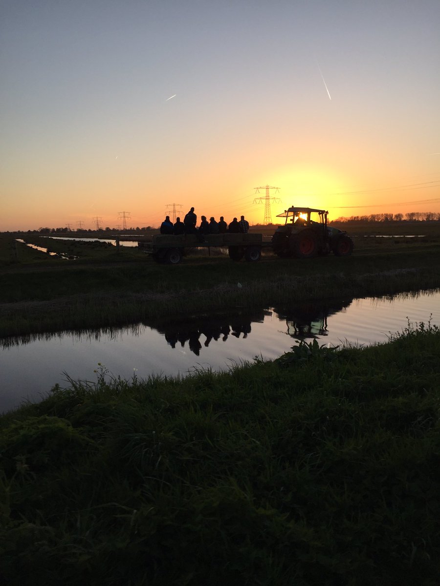 ingridkoopman's tweet photo. Nieuwe attractie in Zaanstad? Op de boerenkar van Jan Rutte ondergaande zon bewonderen. #alfietsend #Westerwindpad https://t.co/G9dKjNjR8q