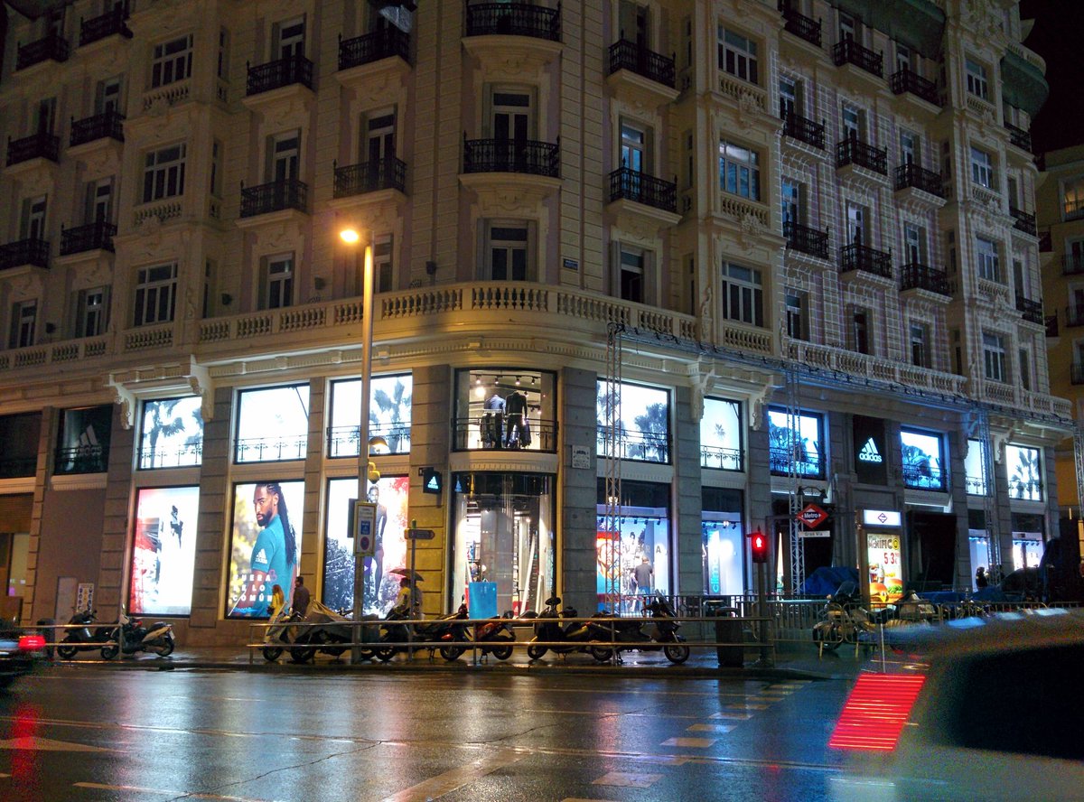 Trueno estante surco Vida de Madrid sur Twitter : "Nueva tienda #adidas en #granvia: abre mañana  #madrid @adidas_ES https://t.co/Xp7hJytDzL" / Twitter