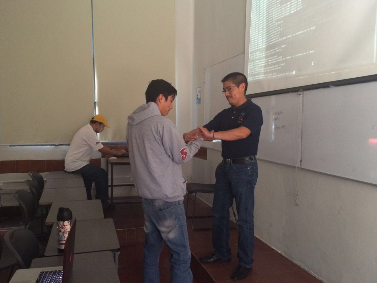 elrevo's tweet photo. El #coderdojofei @fei_uv es "Un lugar en donde buenos programadores se vuelven grandes programadores" https://t.co/ar3Cm9CUQn