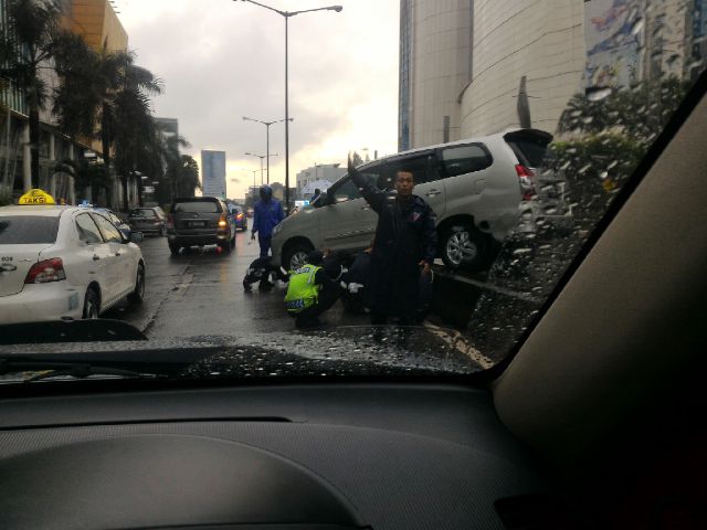 decharlee's tweet photo. @RadioElshinta kecelakaan tunggal di depan mall emporium pluit https://t.co/7pTzSoob8h