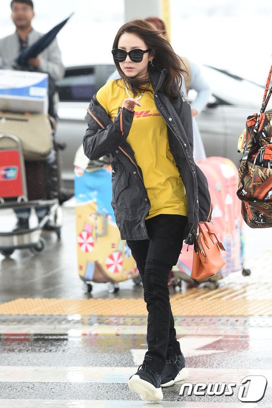 the2ne1hour tweet picture
